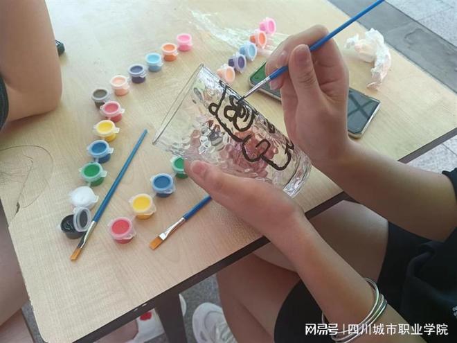 四川城市職業(yè)學(xué)院藝畫(huà)DIY活動(dòng) 秀出才藝，共繪文化新篇章
